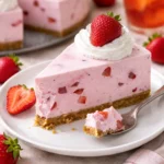 Fluffiger No-Bake Erdbeer-Cheesecake auf einem Teller