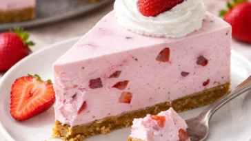 Fluffiger No-Bake Erdbeer-Cheesecake auf einem Teller