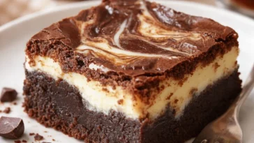 Frischkäse-Schokoladenbrownies auf einem Teller präsentiert