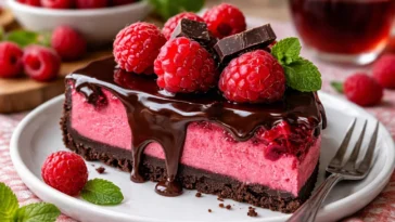 Dekadenter Schokoladen-Raspberry-Käsekuchen mit einer fruchtigen Note.