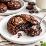 Frisch gebackene Gourmet Brownie Kekse auf einem Teller