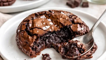 Frisch gebackene Gourmet Brownie Kekse auf einem Teller