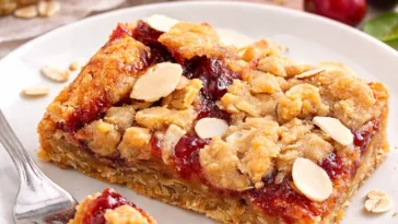 Haferflocken-Mandel-Riegel in einer Schüssel