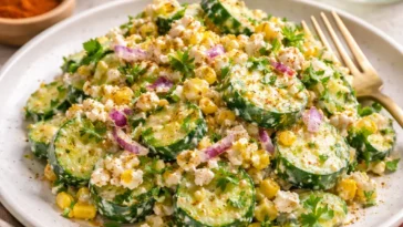 Hausgemachter mexikanischer Gurkensalat mit frischen Zutaten
