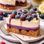 Köstliche Heidelbeer-Eierlikör-Torte auf einem Teller serviert.