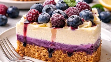 Köstliche Heidelbeer-Eierlikör-Torte auf einem Teller serviert.