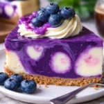 Heidelbeer-Swirl-Käsekuchen mit frischen Heidelbeeren und cremiger Konsistenz