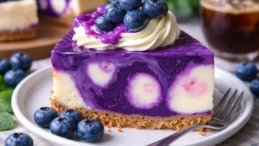 Heidelbeer-Swirl-Käsekuchen mit frischen Heidelbeeren und cremiger Konsistenz