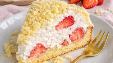 Heller Maulwurfkuchen mit Erdbeeren und Raffaellos auf einem weißen Teller