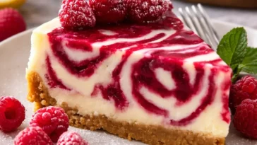 Himbeer Käsekuchen mit frischen Himbeeren und cremiger Käsefüllung