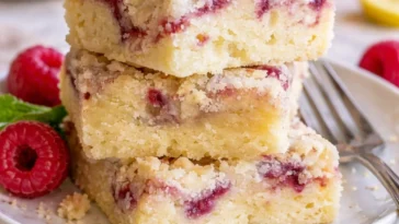 Himbeer-Mandel-Krümelriegel mit frischen Himbeeren und Mandeln für einen gesunden Snack