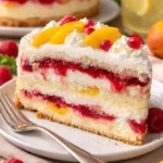 Leckere Himbeer-Pfirsich-Torte mit fruchtiger Füllung und Sahne