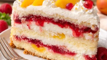 Leckere Himbeer-Pfirsich-Torte mit fruchtiger Füllung und Sahne