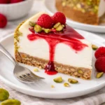 Himbeer-Pistazien-Käsekuchen mit frischen Himbeeren und gerösteten Pistazien