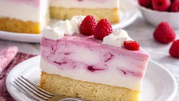Himbeer-Quark-Torte mit frischen Himbeeren und Quarkfüllung