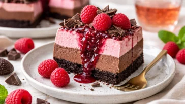 Himbeer-Schokoladen-Lava-Cupcakes mit schmelzendem inneren Kern