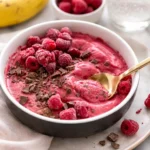 Himbeer-Schokoladenstück Nice Cream in einer Schüssel