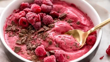 Himbeer-Schokoladenstück Nice Cream in einer Schüssel