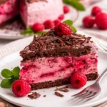 Himbeer-Schokotorte mit frischen Himbeeren und Schokoladenglasur