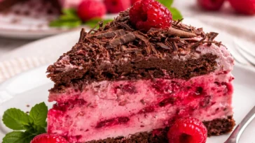 Himbeer-Schokotorte mit frischen Himbeeren und Schokoladenglasur