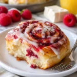 Leckere Himbeer Rollen auf einem Teller serviert.