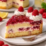 Leckere Himbeertorte mit Paradiescreme auf einem Teller