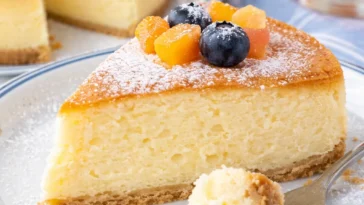 Leckere Acai-Beeren-Smoothie-Schüssel mit frischen Früchten und Toppings