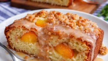 Sommersüßpechkuchen mit frischen Früchten und Sahne auf einem weißen Teller