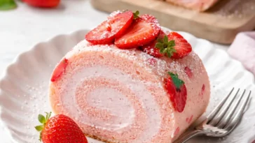 Erdbeer-Kuchen-Rolle mit niedlichem Erdbeermuster, frisch gebacken