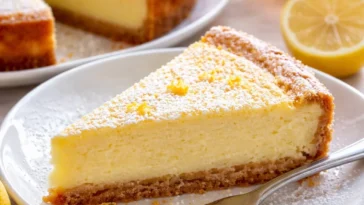 Italienischer Ricotta-Käsekuchen mit frischer Ricotta und einer goldenen Kruste