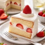 Japanischer Erdbeer-Biskuitkuchen mit frischen Erdbeeren und Sahne