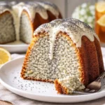 Saftiger Joghurt-Mohn-Guglhupf auf einem Teller serviert