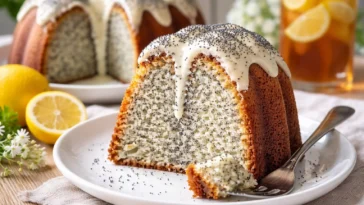 Saftiger Joghurt-Mohn-Guglhupf auf einem Teller serviert