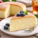 Leckerer Joghurtkuchen auf einem Teller, ideal für jeden Anlass.