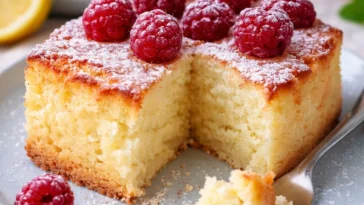 Joghurtkuchen ohne Mehl und Zucker auf einem Teller serviert