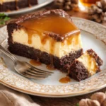 Karamell-Brownie-Käsekuchen in einem dekorativen Dessertteller