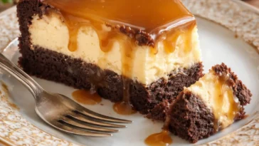 Karamell-Brownie-Käsekuchen in einem dekorativen Dessertteller