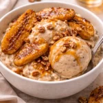 Karamellisierte Bananeneiscreme mit einem Hauch von Karamell und Bananenstücken.