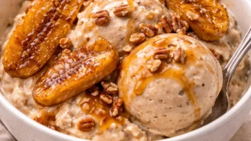 Karamellisierte Bananeneiscreme mit einem Hauch von Karamell und Bananenstücken.