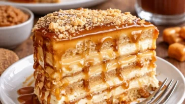 Saftiger Karamellkuchen mit einer goldbraunen Karamellglasur