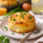 Käse-Kartoffel-Puffs auf einem Teller, frisch gebacken und golden-bräunlich.