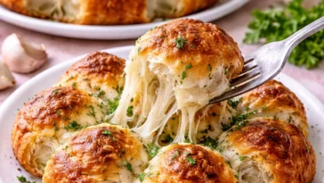 Käse Knoblauch Zupfbrot frisch aus dem Ofen, ideal für Feiern und Snacks