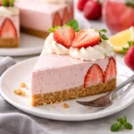 Erdbeer-Käsekuchen ohne Backzeit auf einem Teller serviert