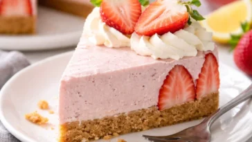 Erdbeer-Käsekuchen ohne Backzeit auf einem Teller serviert