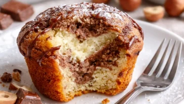 Köstliche Kinder-Bueno-Muffins mit Mascarponefüllung auf einem Teller.