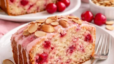 Kirsch-Almond-Brotkuchen mit saftigen Kirschen und Mandeln