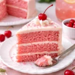 Kirsch-Layer-Torte mit verarbeiteten Kuchenteig auf einem Teller