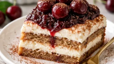 Schichtdessert Kirsche Amaretto Tiramisu mit Kirschen und Amaretto-Sauce
