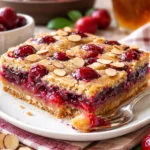 Kirsche Mandel Keks Riegel auf einem Holzbrett serviert.