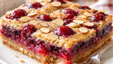 Kirsche Mandel Keks Riegel auf einem Holzbrett serviert.